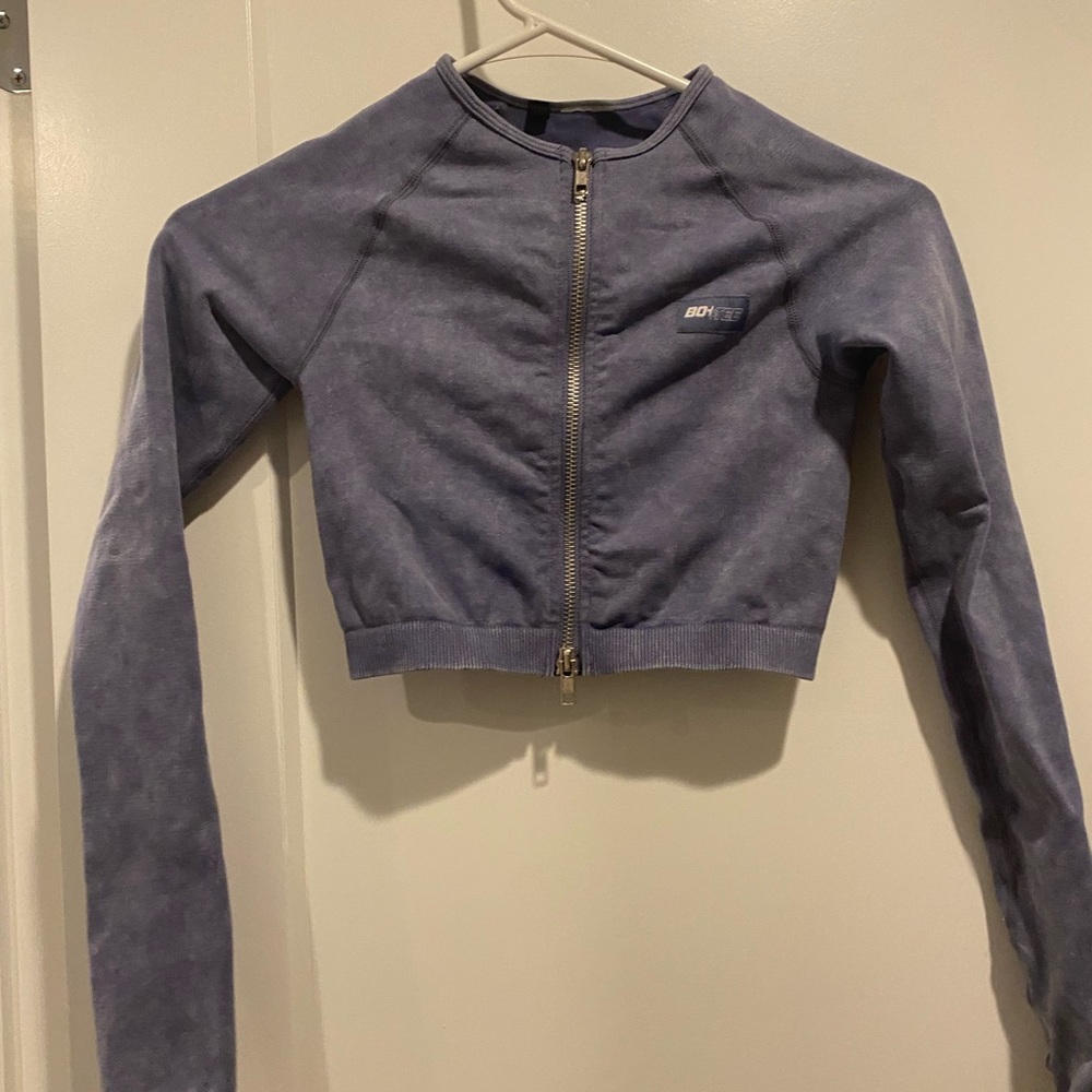 bo + tee adjust seamless acid wash zip crop workout top on grey blue